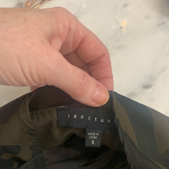 Sanctuary camo blouse tie back hidden placket buttons - Picture 4 of 4